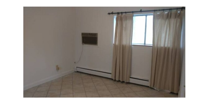 Building Photo - 140 Kenrick St