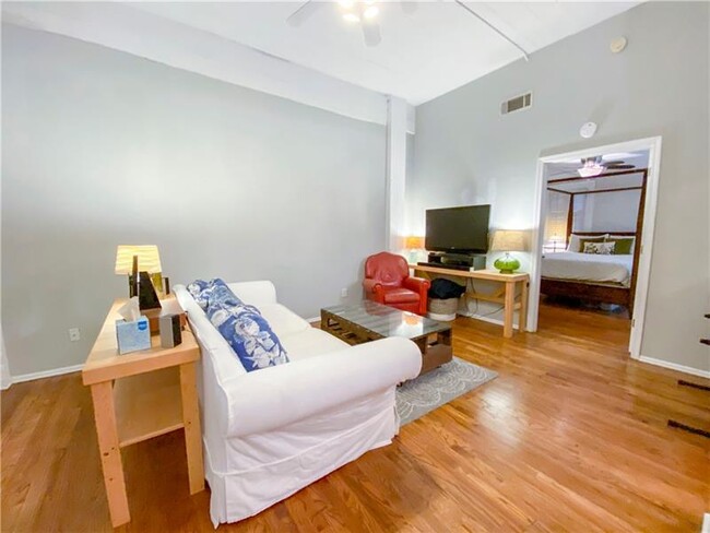Foto del edificio - 1026 St Charles Ave NE