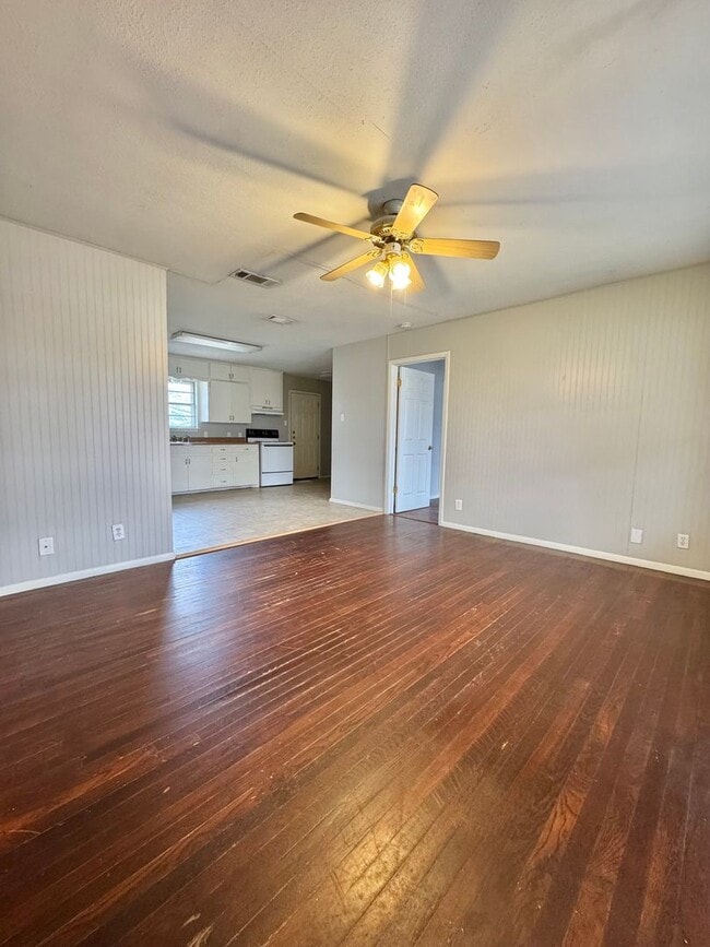 Foto del edificio - NOW AVAILABLE - 3 Bedroom Home + Large Fully Fenced Yard!