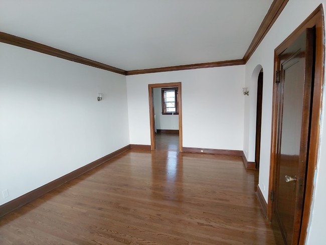 Building Photo - Vintage Lover's Dream Apartment!