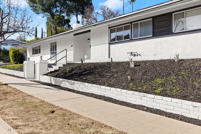 Foto del edificio - Beautiful Rare Find - Spacious Woodland Hi...