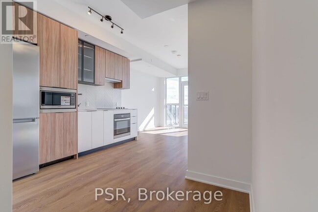 Building Photo - 1037 The Queensway