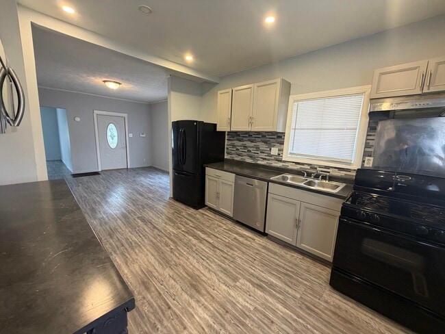 Foto del edificio - 115 Conron-E