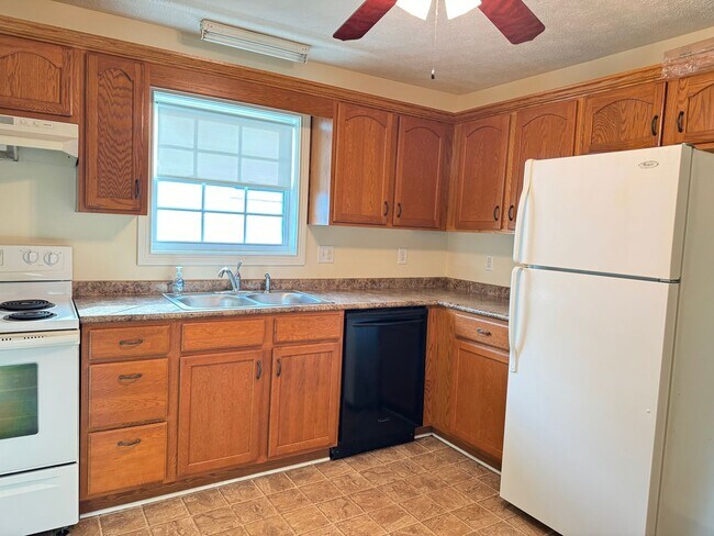 Building Photo - Charming 2 bdr/1ba (could be 3bdr) Close t...