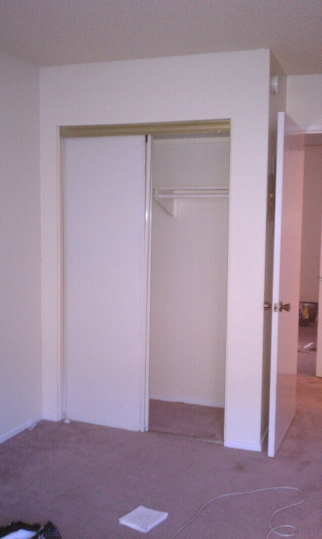bedroom - 948 W 8th St