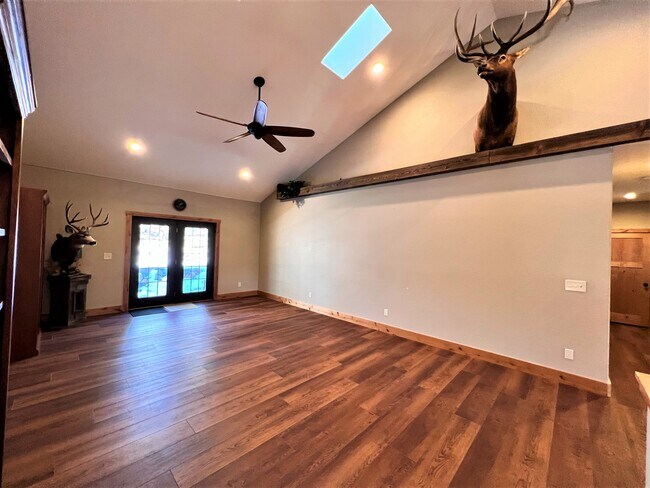Building Photo - 27660 Pine Dr