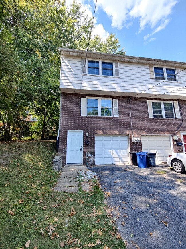 Building Photo - *Beautifully Updated 2BD/1BA Townhouse Ava...