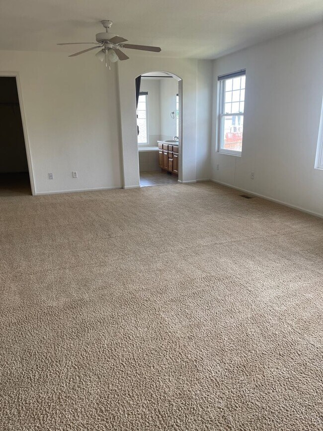 Foto del edificio - 3 bedroom, 2 bathroom single family house in Aurora