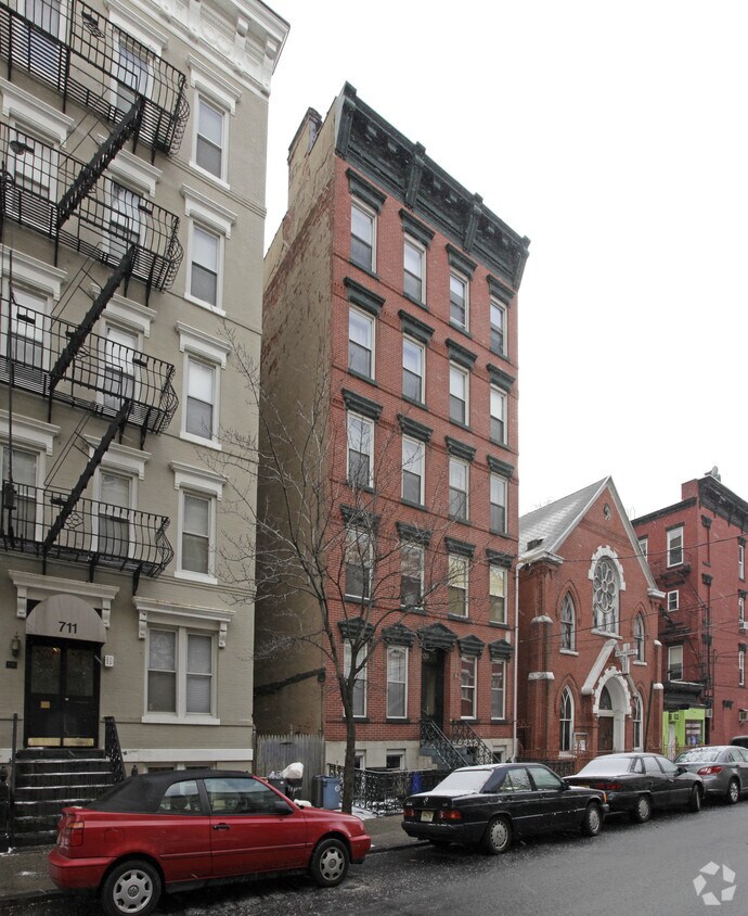 Building Photo - 709 Willow Ave
