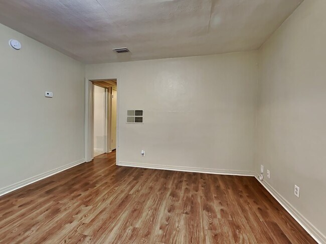 Foto del edificio - 5131 Dugdale Rd