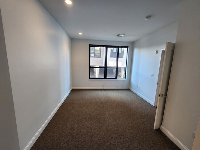 Interior Photo - 22 Mechanic