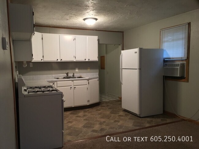 Building Photo - 2 Bedroom Home with Spacious Fenced-in Yar...
