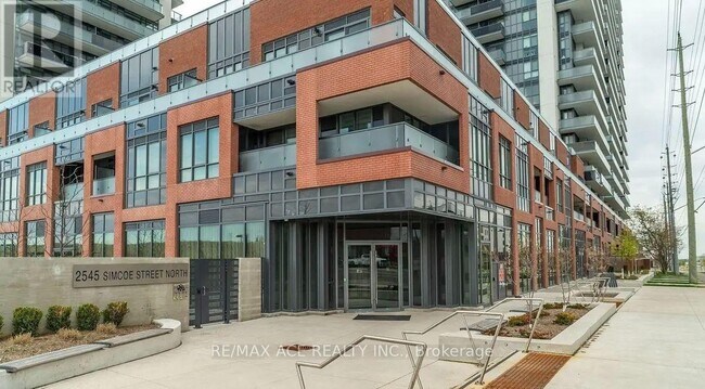 Photo du bâtiment - 2545 Simcoe St N