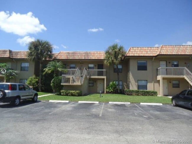 Building Photo - 6736 Palmetto Cir S