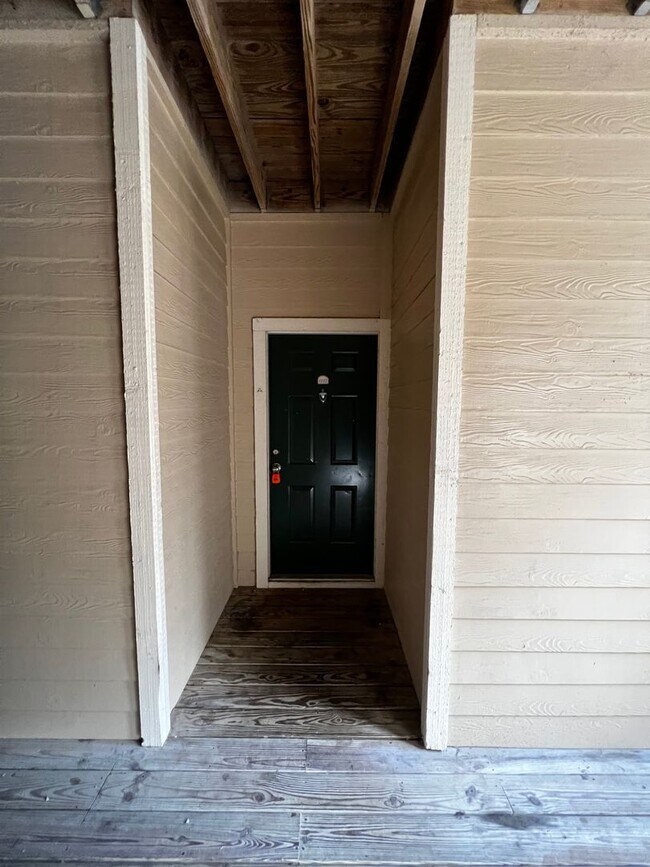 Foto del edificio - 2 Bed, 2 bath condo located  in a gated co...