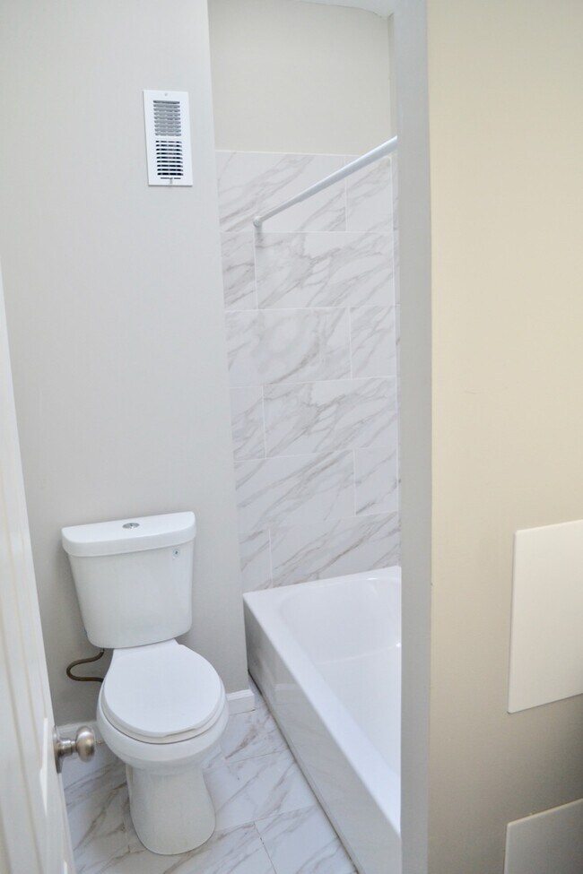 Bathroom - 3017 N Stillman St