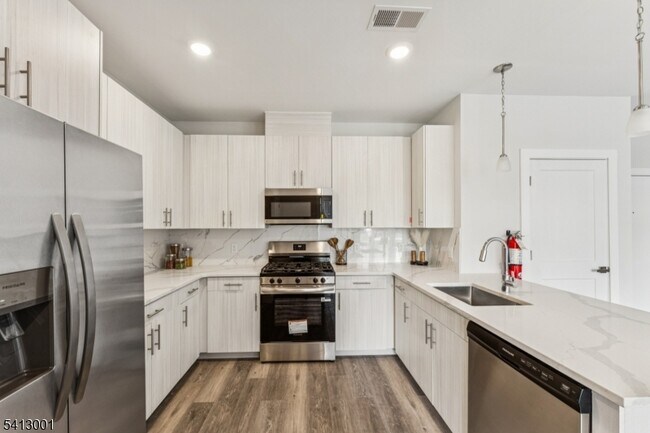 Foto del edificio - 140 W Webster Ave