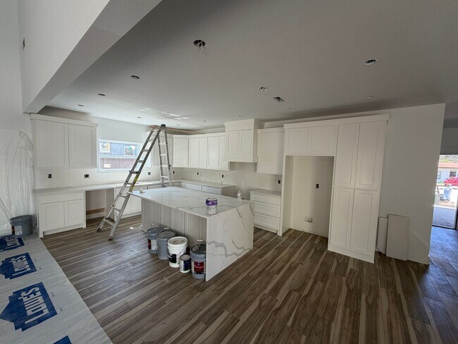 Building Photo - 904 N Sang Ave