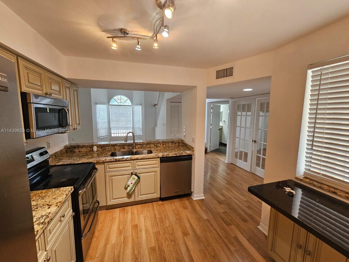 Primary Photo - 2206 Glenmoor Dr