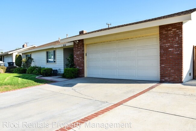 Building Photo - 2216 E Villa Vista Way