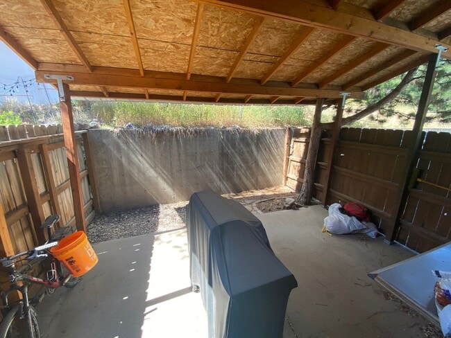 Building Photo - Two Bedroom Town Home on Florida Rd.