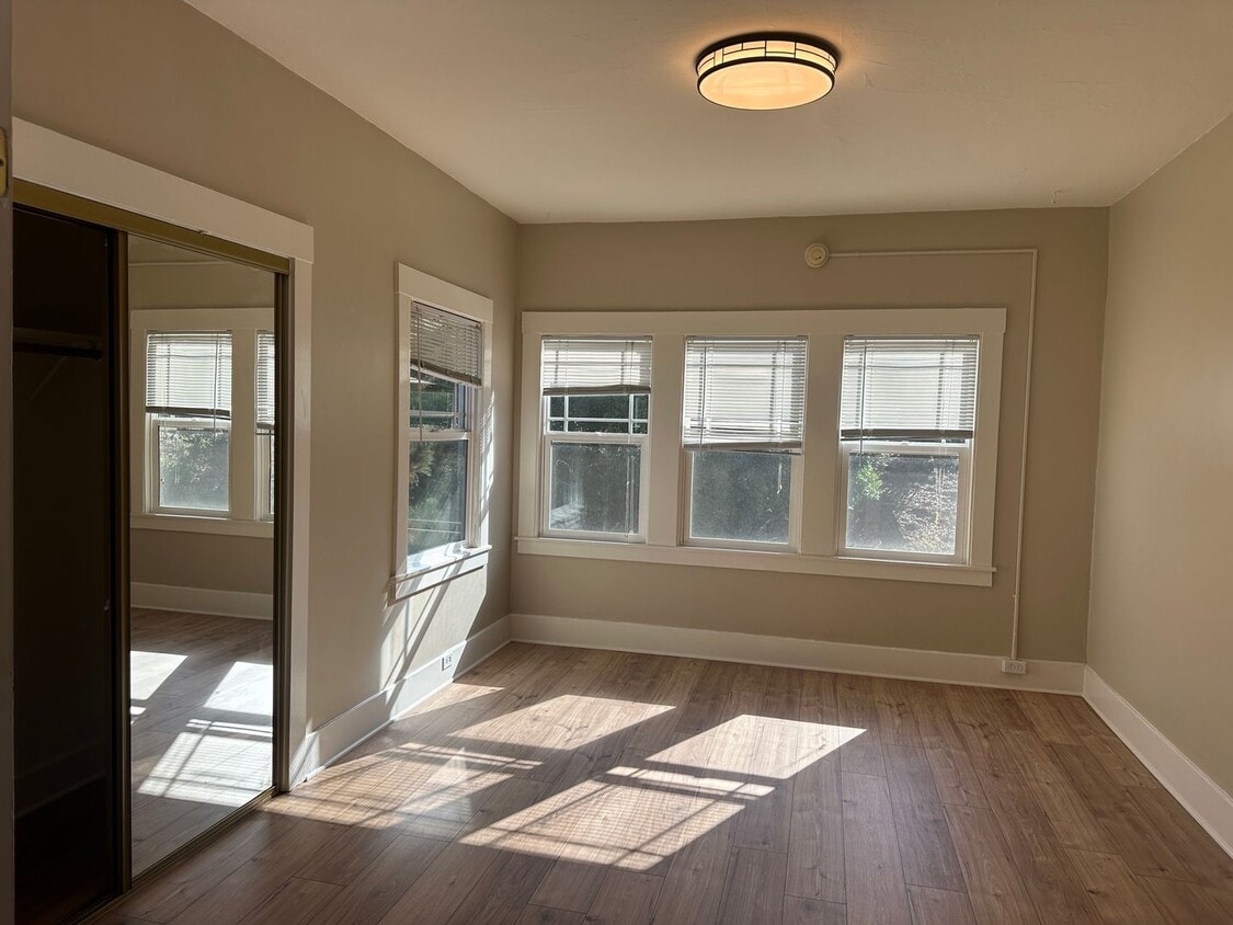 Foto principal - 1019 E 33rd St