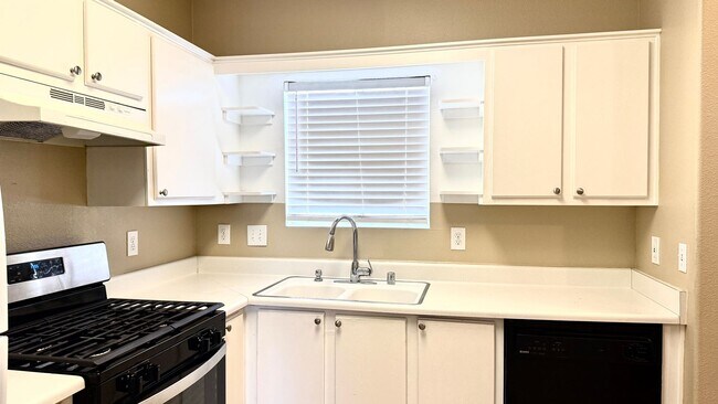 Foto del edificio - 1900 N Torrey Pines Dr