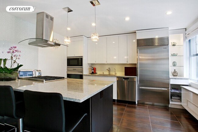 Building Photo - 112 W 56th St