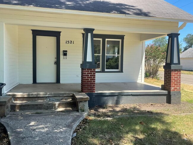 Building Photo - 1521 Pine Ave