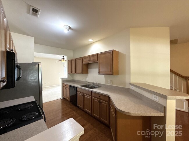 Foto del edificio - 6160 Prosperity Church Rd