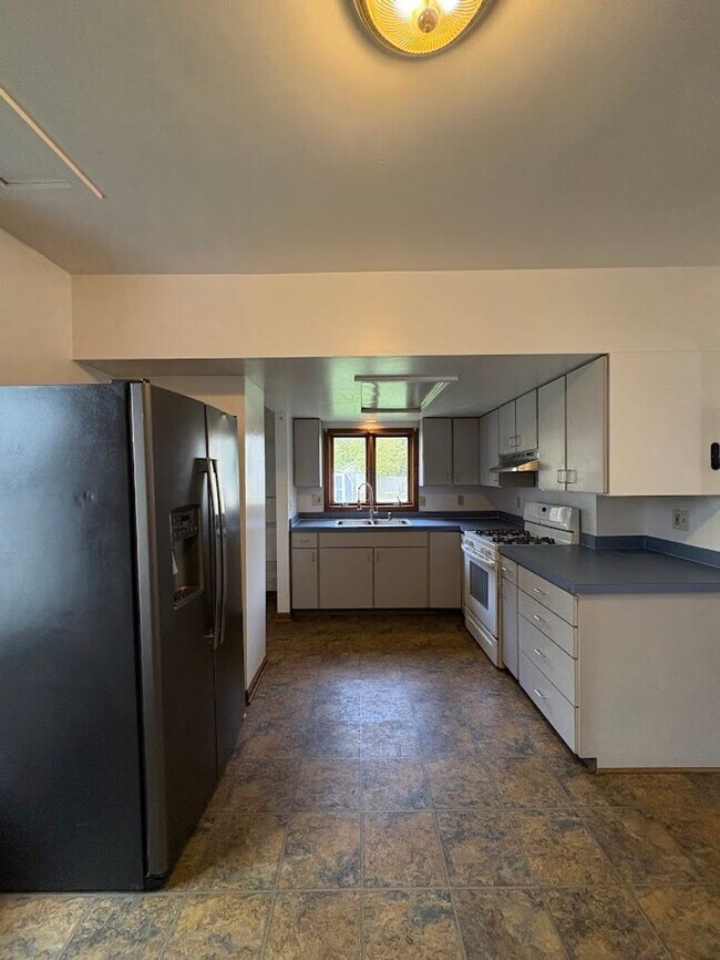 Foto del edificio - Three bedroom one bathroom home for rent