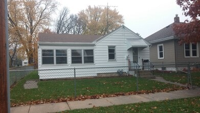 Building Photo - 1008 11th Ave SW