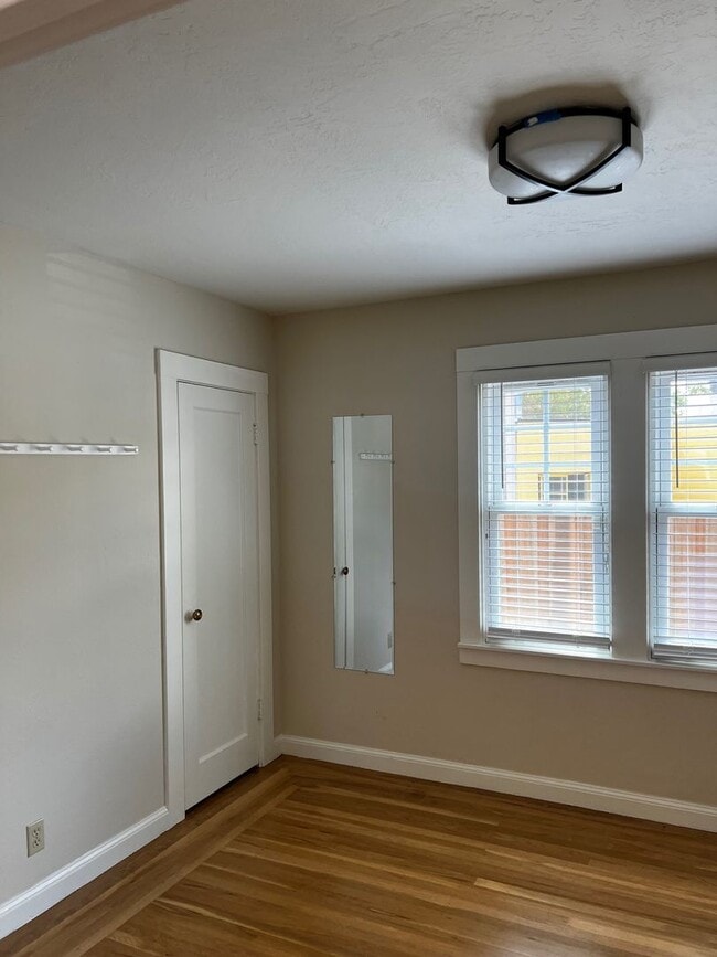 Building Photo - 2 Bedroom / 1 Bathroom Single Family Home ...