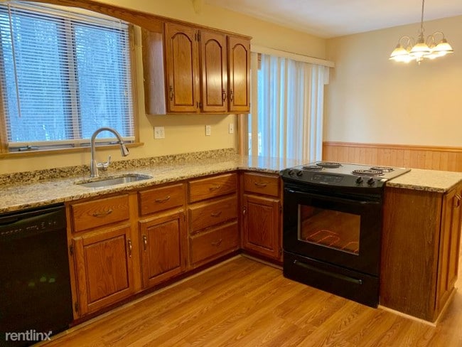 Building Photo - 4 br, 1 bath House - 185 Chapel St