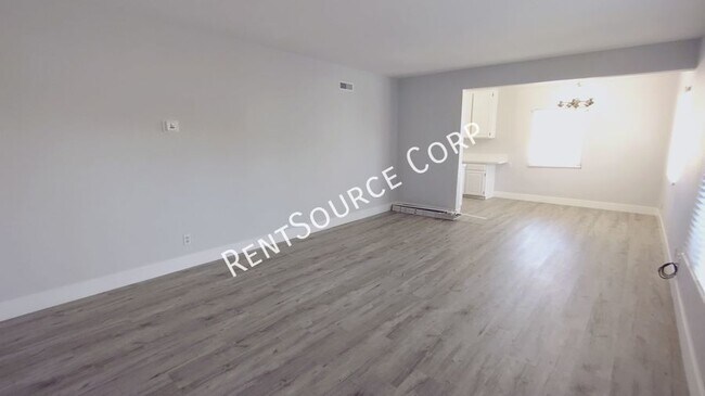 Building Photo - 3 Bedroom 2 Bathroom Single Story home for...