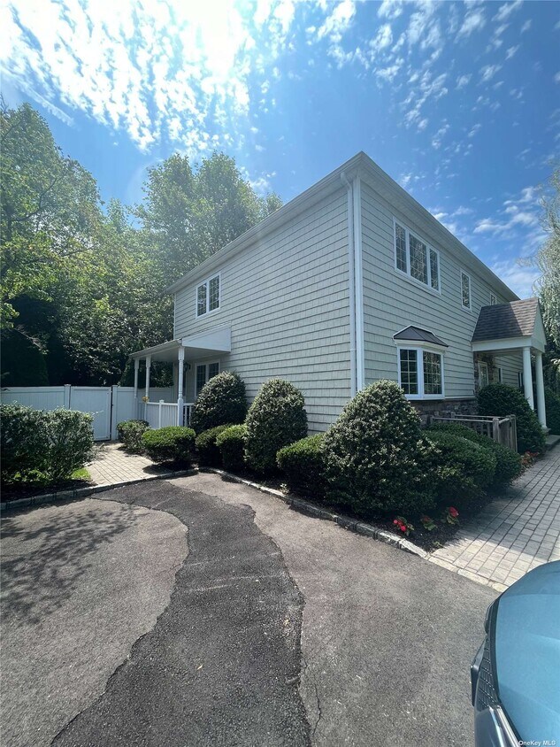 3 Lee Gray Ct, Glen Cove, NY 11542 Townhouse for Rent in Glen Cove