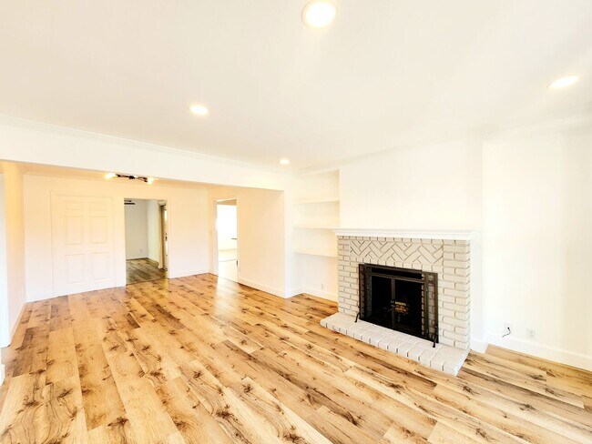 Building Photo - Lovely pet friendly home