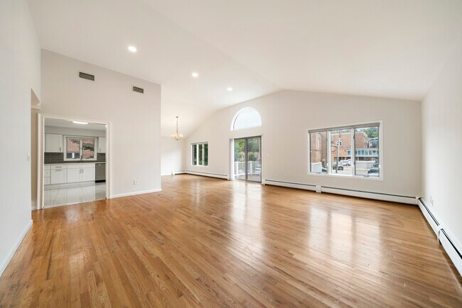 Building Photo - 422 3rd St