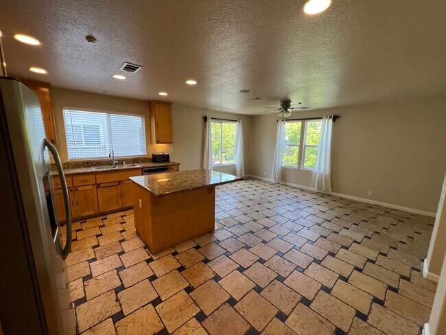 Building Photo - 324 Vista Roma Way