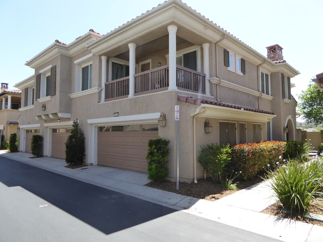 Primary Photo - Artenati 4 Bedroom Home in Valencia.