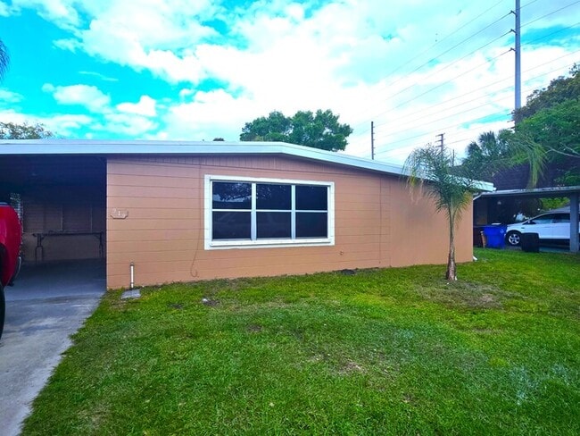 Foto del edificio - Stunning 4 Bed 1 Bath Block Home on Fenced Lot with Fruit Trees