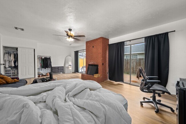 Foto del edificio - Recently remodeled with no back house!