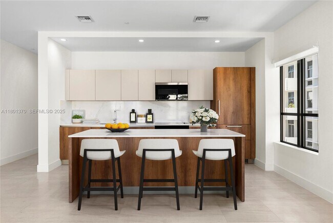 Foto del edificio - 701 Valencia Ave