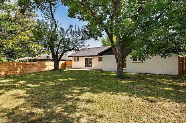Building Photo - 7305 Meadowood Dr