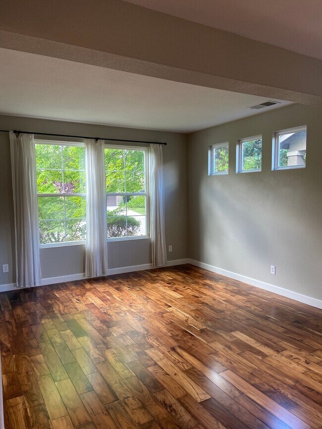 Foto del edificio - Parkway Beauty - 4 Bdrm, 2.5 Bath