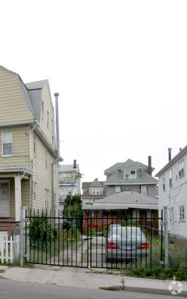 Primary Photo - 169 Beach 117th St