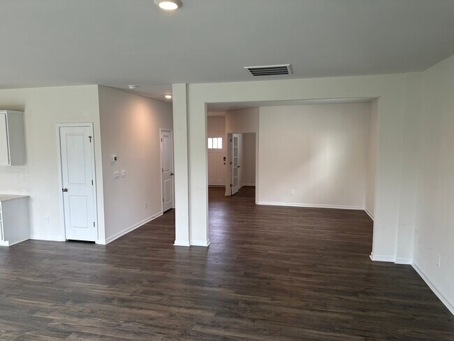Building Photo - 152 Giant Oak Ave