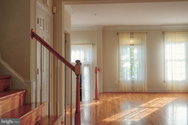 Building Photo - 1005 Crestfield Dr