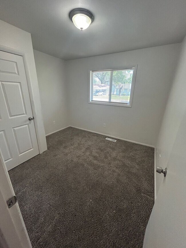 Foto del edificio - For Lease