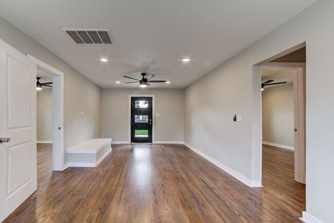 Foto del edificio - 2319 E 13th St